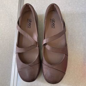 EUC Abeo BioSystem Tiara Dark Taupe - size 8.5